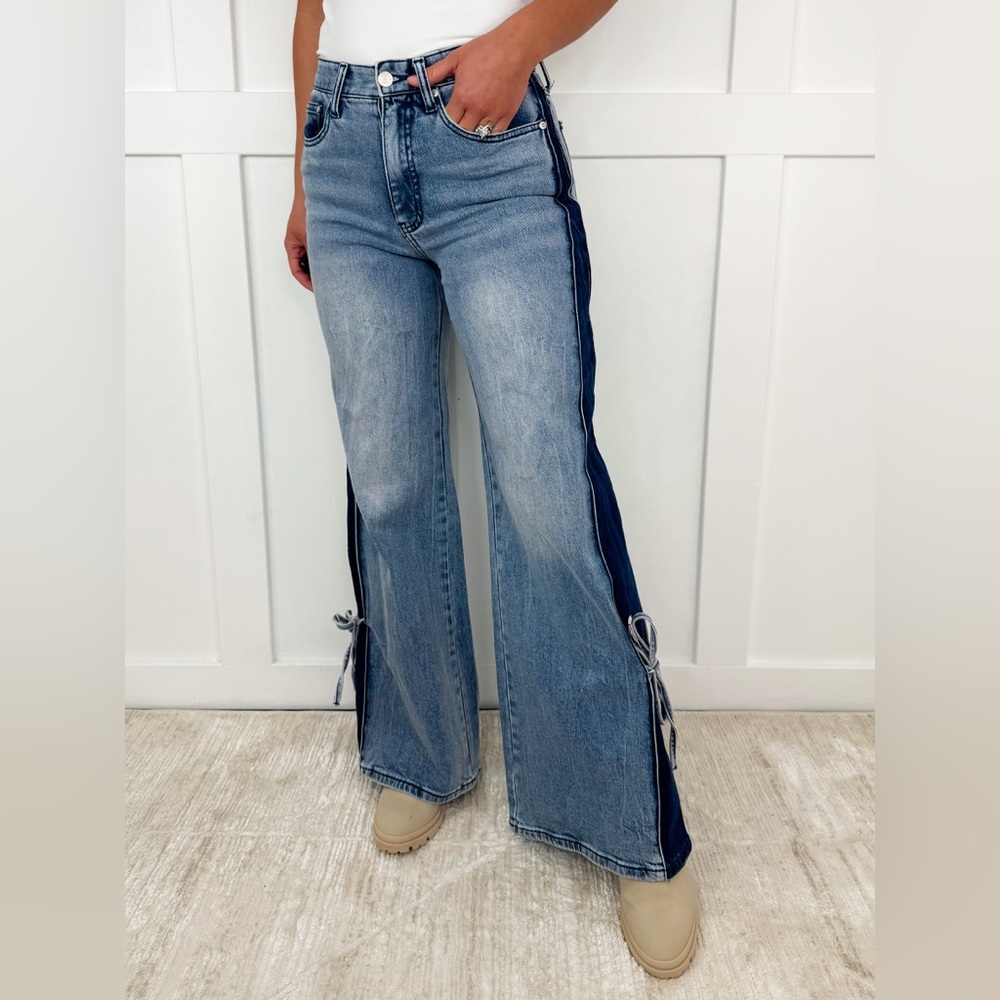 Nwt SAIGE  TUMMY CONTROL HIGH-RISE WIDE LEG MEDIUM WASH‎ two tone color block